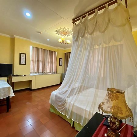 White Knight Hotel Intramuros Манила Экстерьер фото