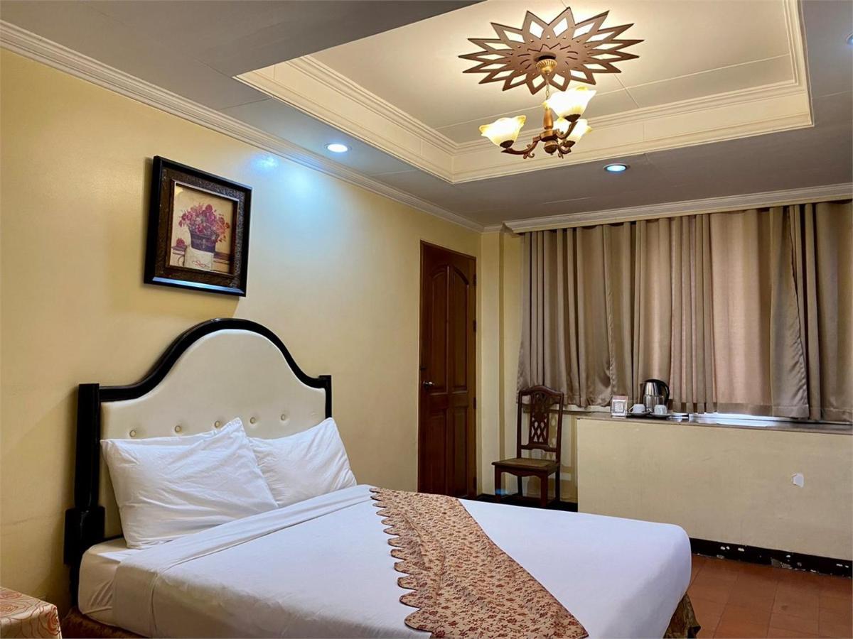White Knight Hotel Intramuros Манила Экстерьер фото