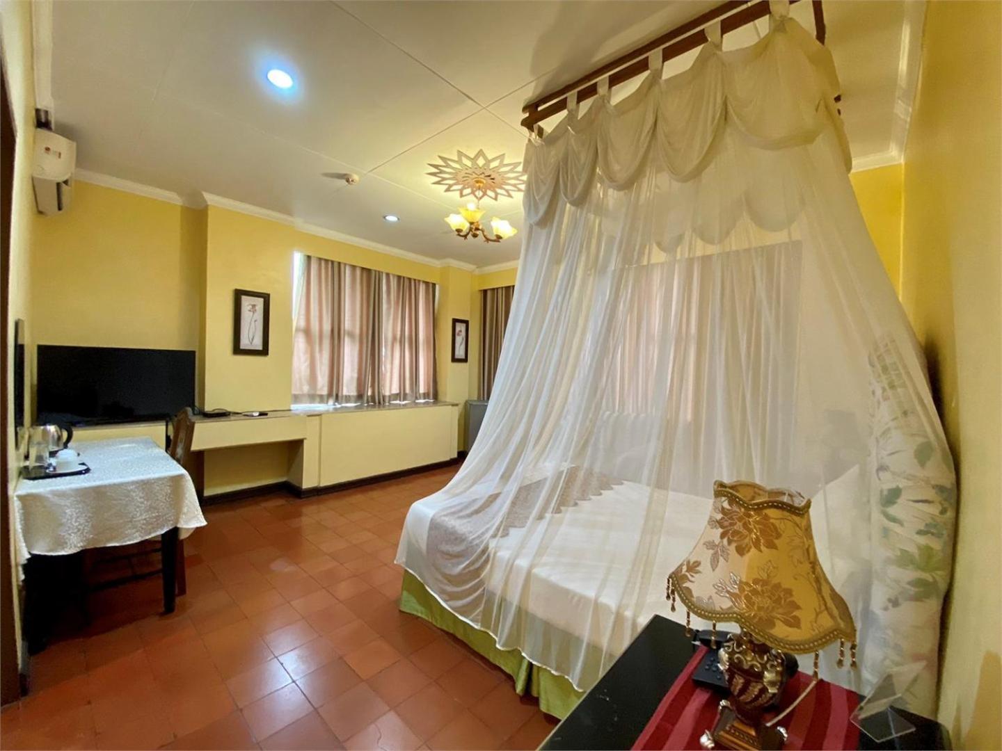 White Knight Hotel Intramuros Манила Экстерьер фото