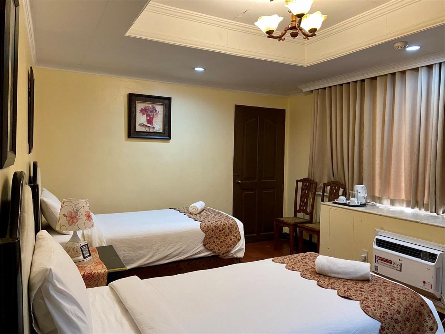 White Knight Hotel Intramuros Манила Экстерьер фото