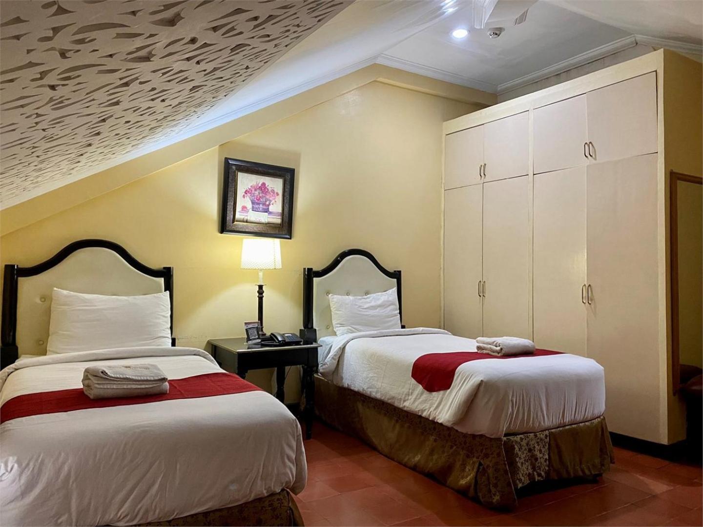 White Knight Hotel Intramuros Манила Экстерьер фото
