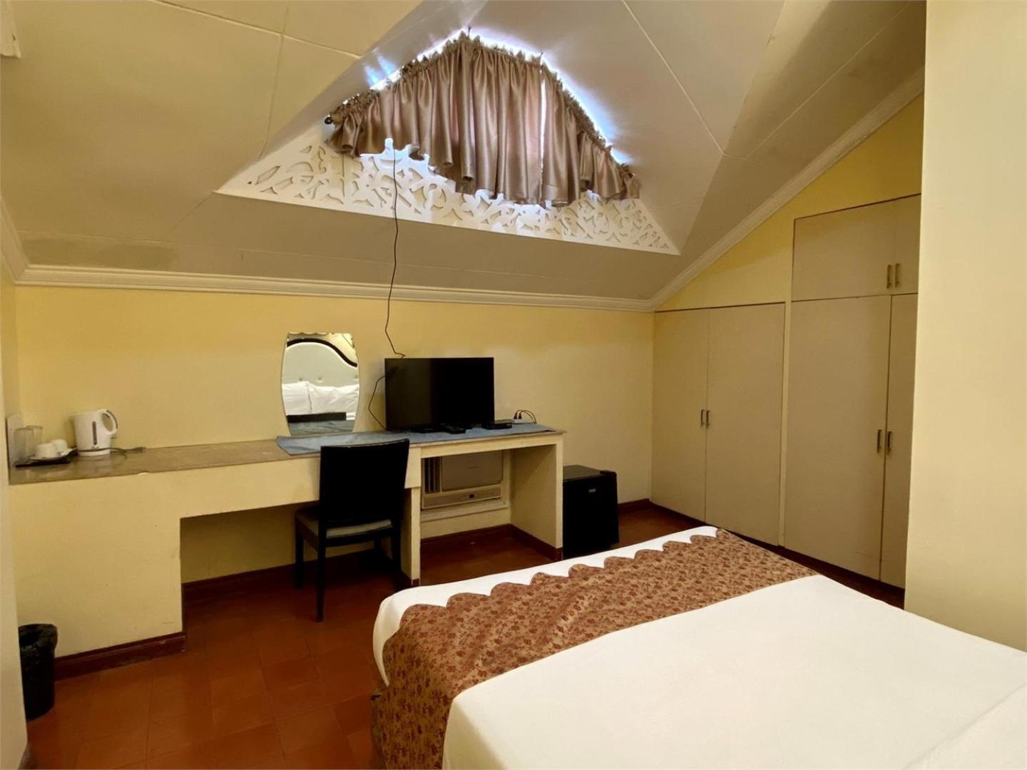 White Knight Hotel Intramuros Манила Экстерьер фото
