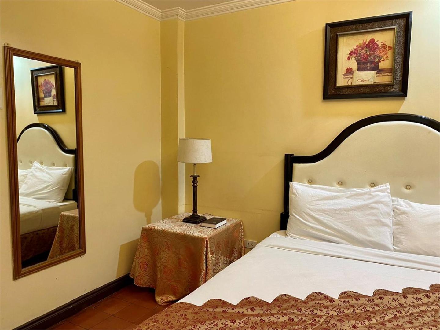 White Knight Hotel Intramuros Манила Экстерьер фото