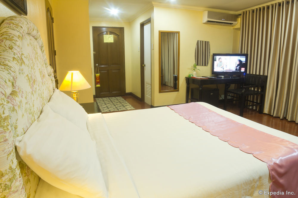 White Knight Hotel Intramuros Манила Экстерьер фото