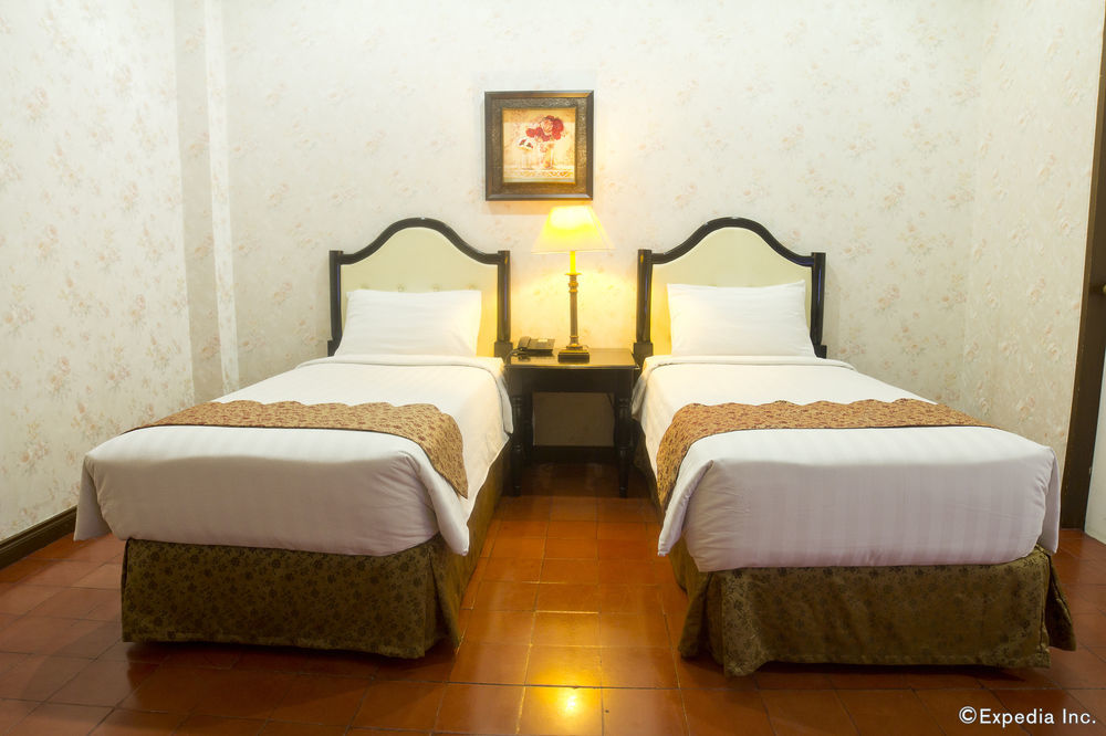 White Knight Hotel Intramuros Манила Экстерьер фото