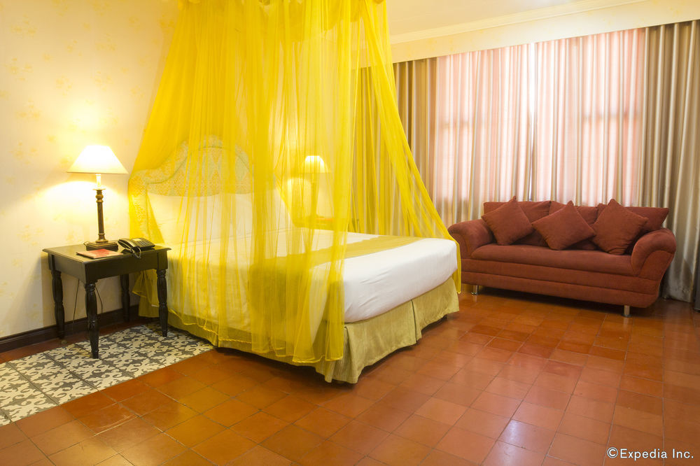 White Knight Hotel Intramuros Манила Экстерьер фото