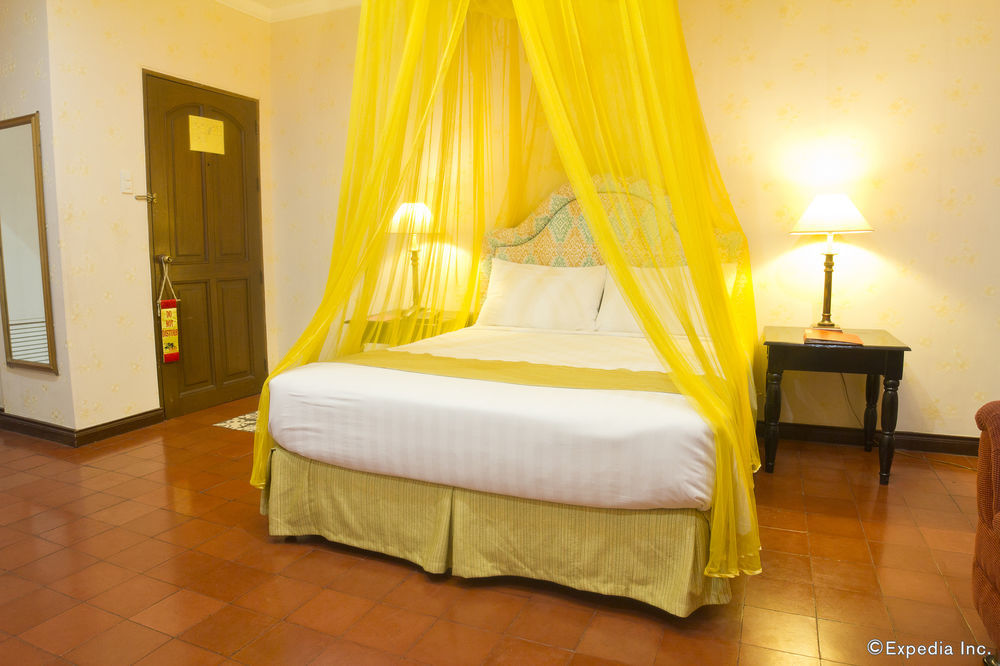 White Knight Hotel Intramuros Манила Экстерьер фото