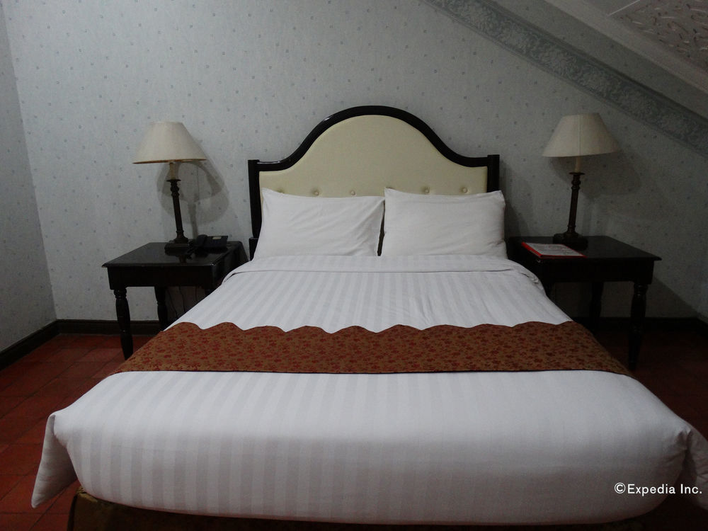 White Knight Hotel Intramuros Манила Экстерьер фото