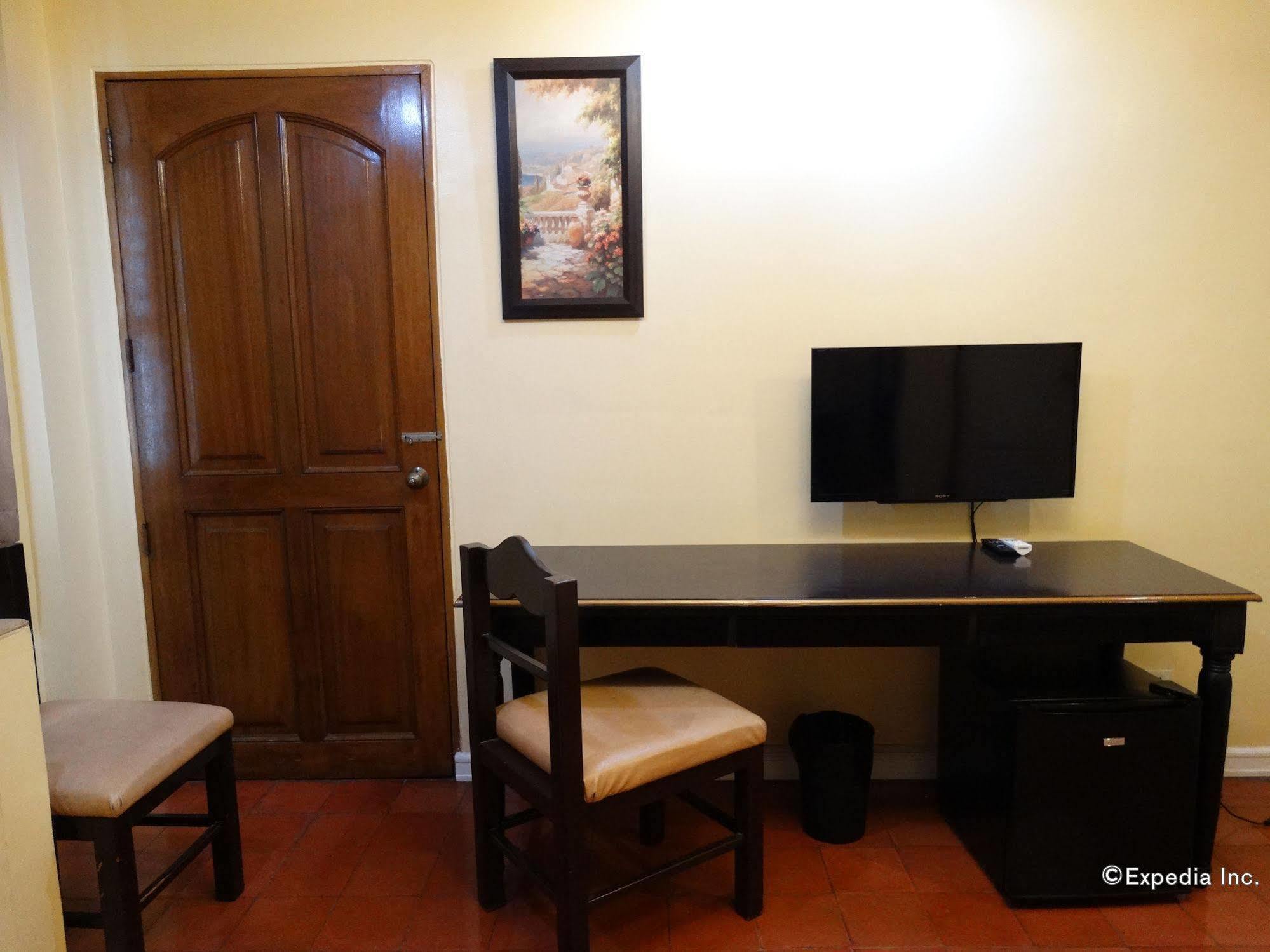 White Knight Hotel Intramuros Манила Экстерьер фото