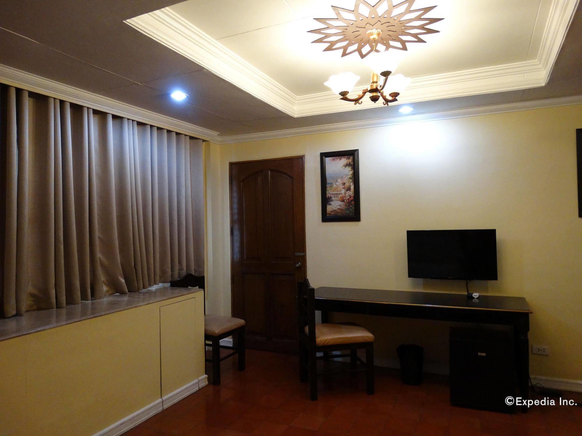 White Knight Hotel Intramuros Манила Экстерьер фото