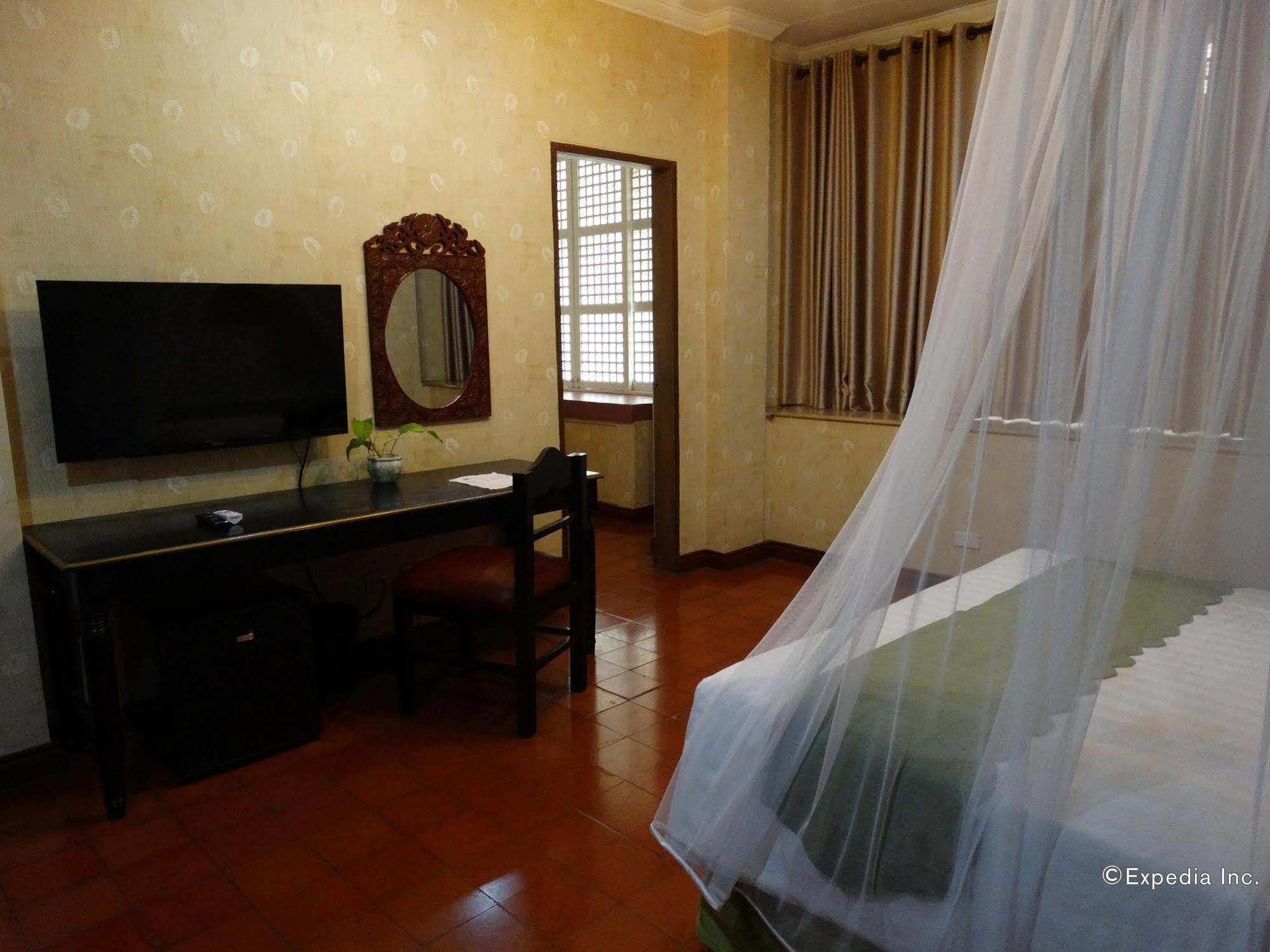 White Knight Hotel Intramuros Манила Экстерьер фото