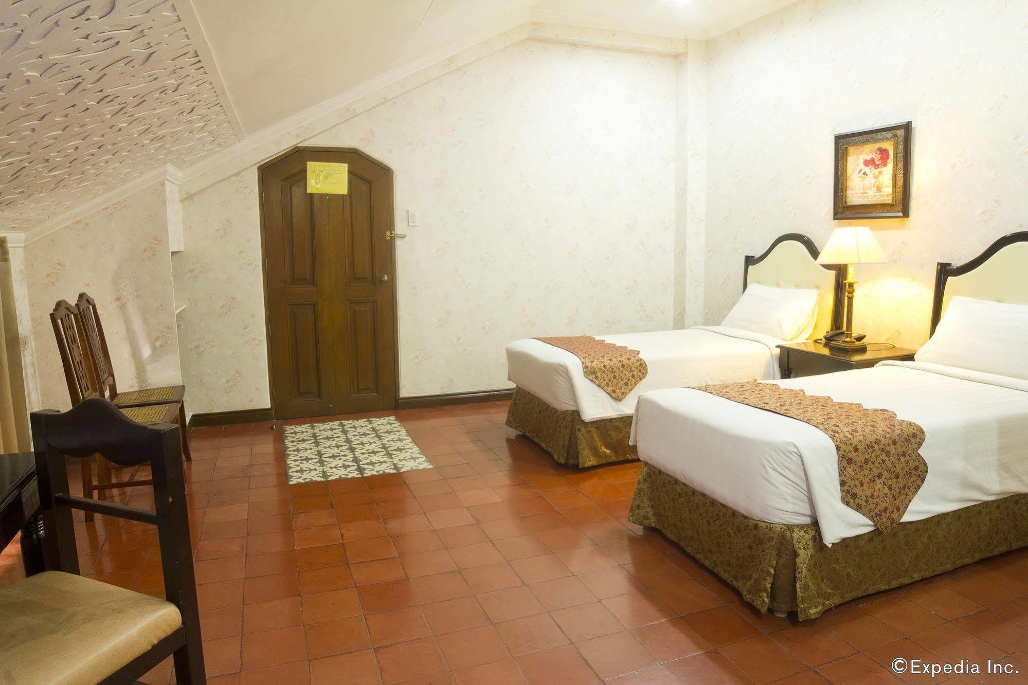 White Knight Hotel Intramuros Манила Экстерьер фото