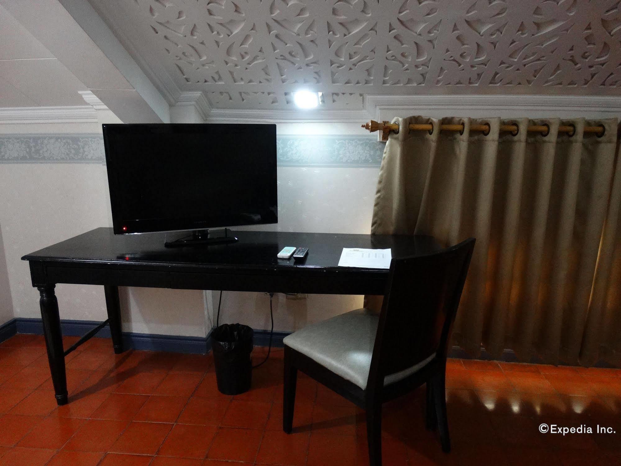 White Knight Hotel Intramuros Манила Экстерьер фото