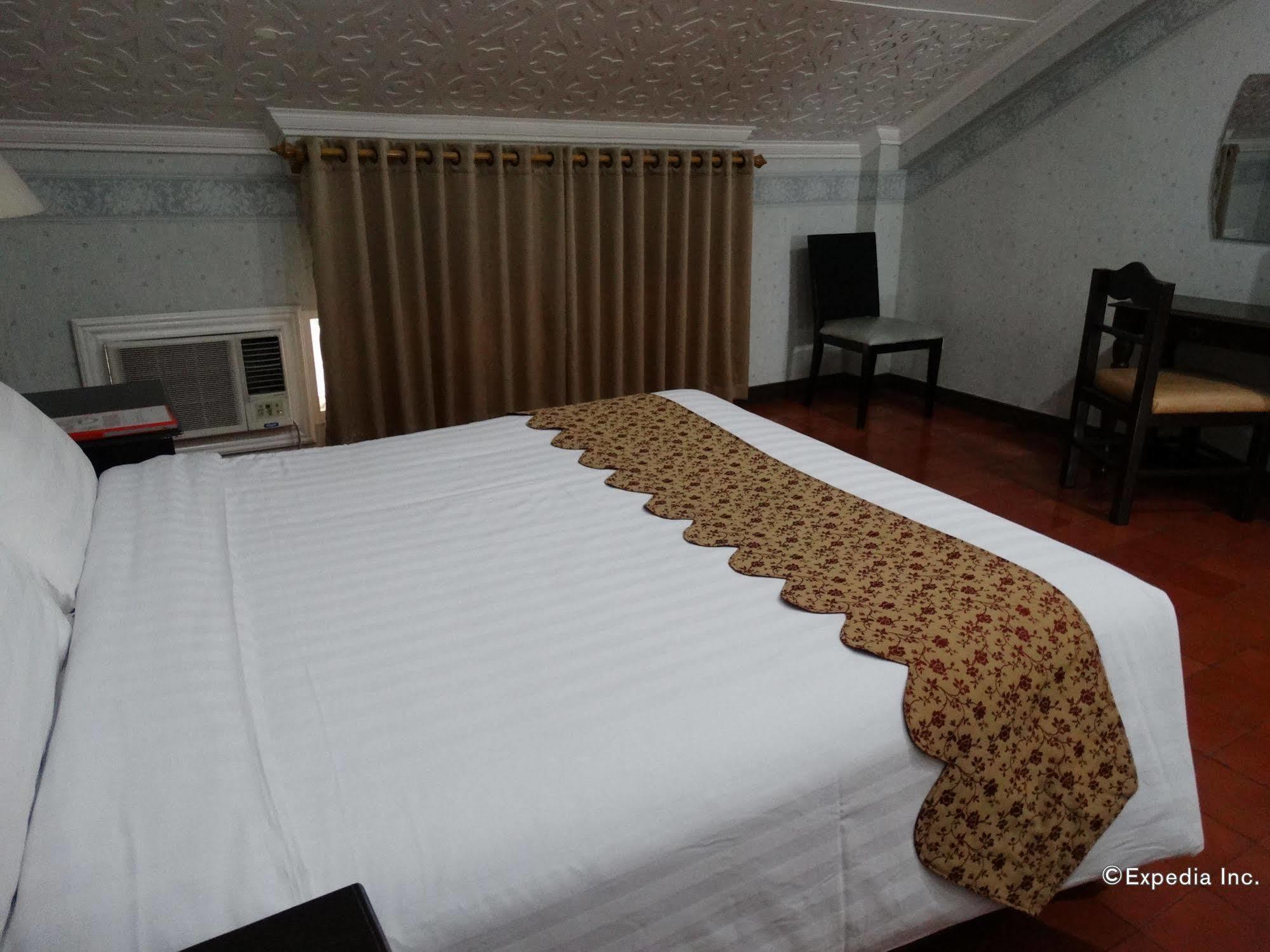 White Knight Hotel Intramuros Манила Экстерьер фото