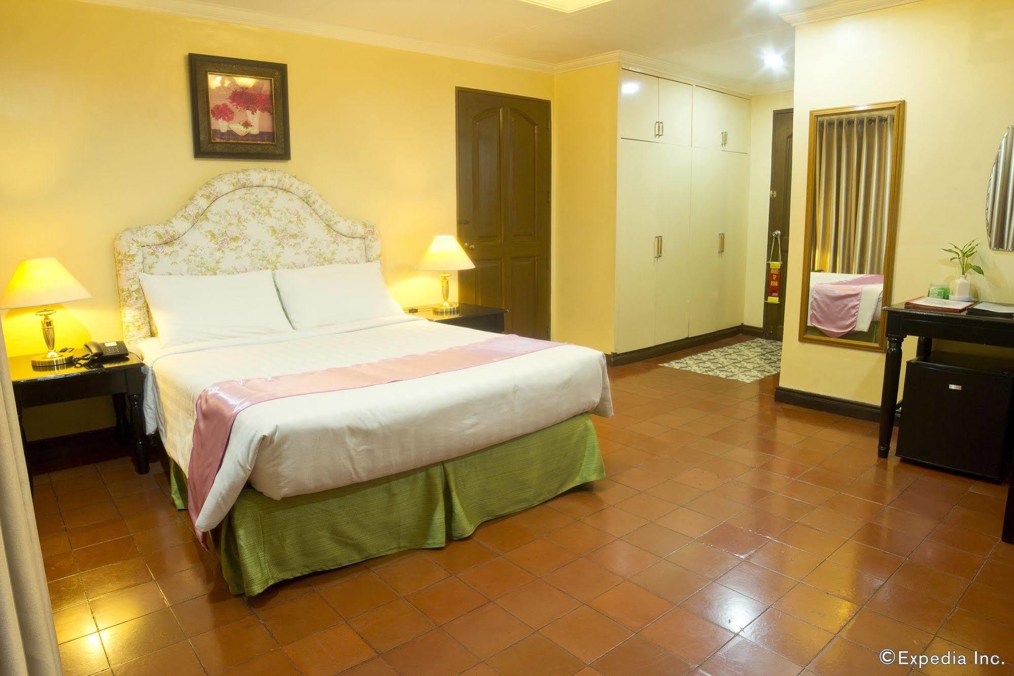 White Knight Hotel Intramuros Манила Экстерьер фото