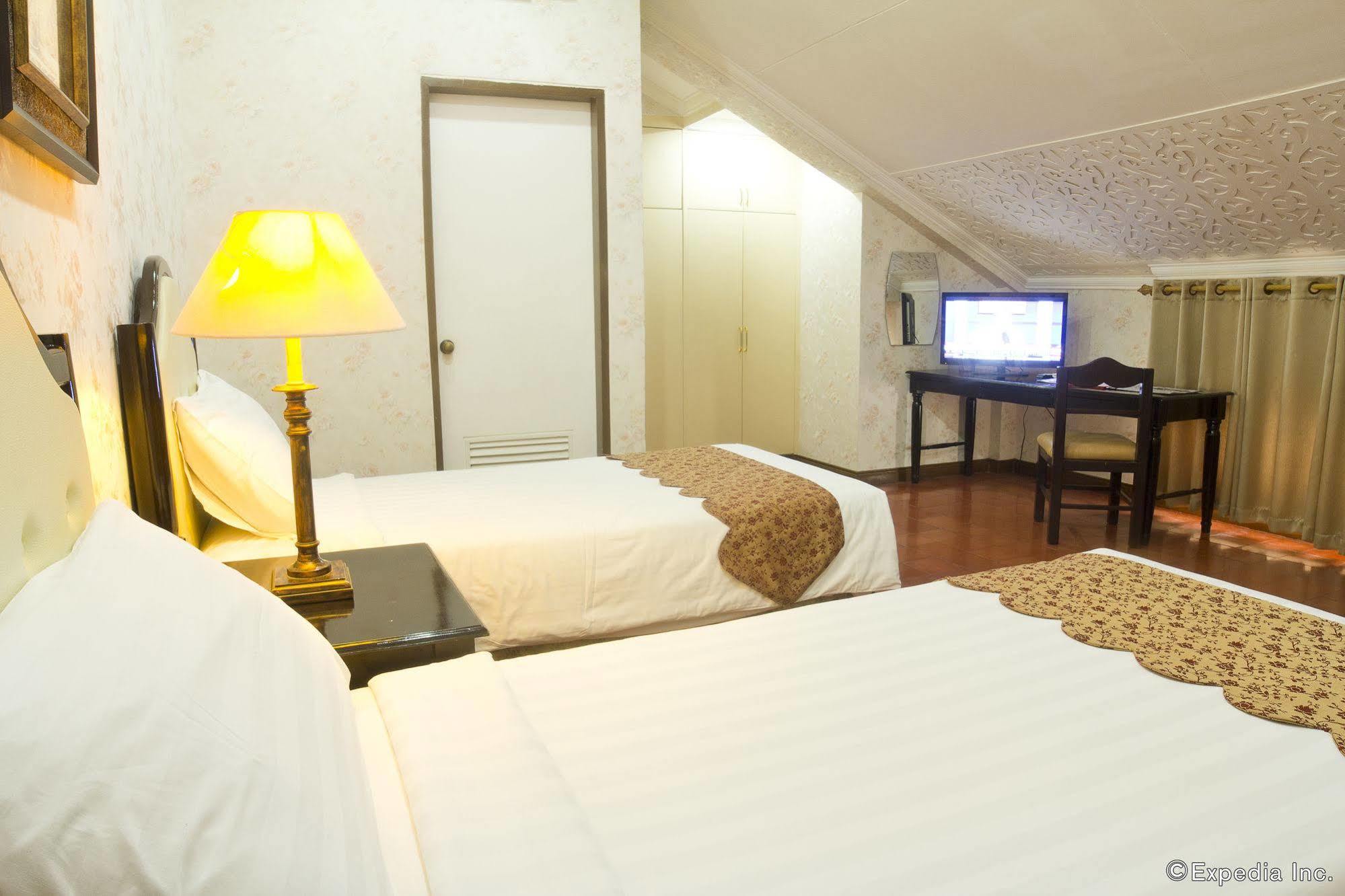 White Knight Hotel Intramuros Манила Экстерьер фото