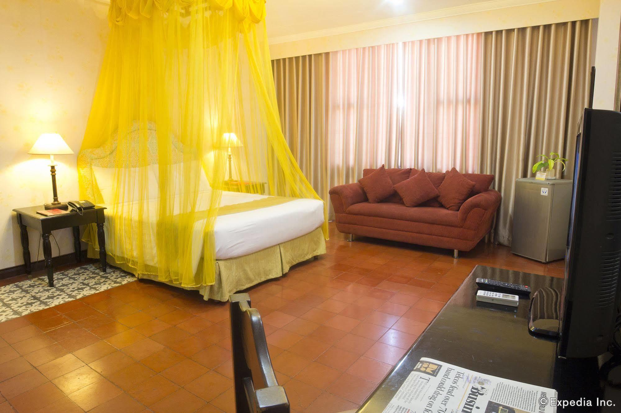 White Knight Hotel Intramuros Манила Экстерьер фото